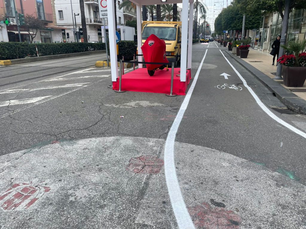 pista ciclabile piazza cairoli