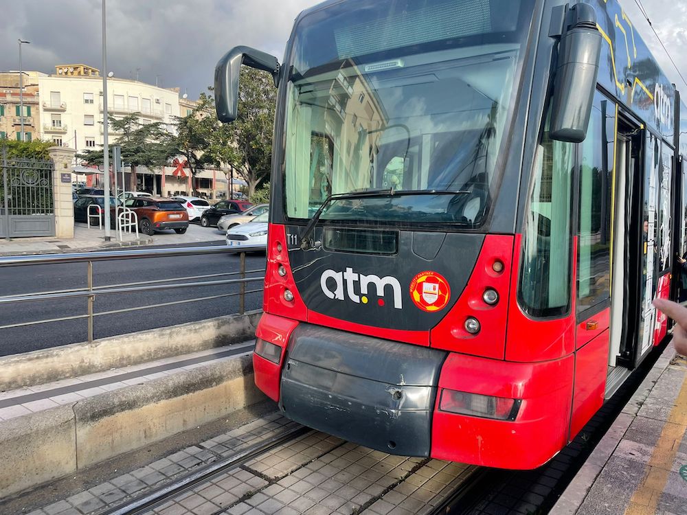 I danni riportati dalla vettura del tram