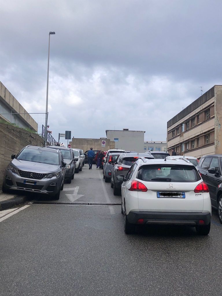 Auto parcheggiate sul marciapiede al policlcinico
