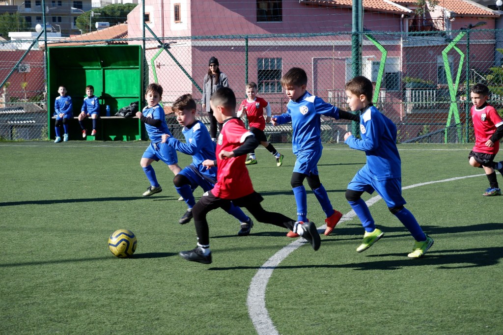 bambini giocano a calcio