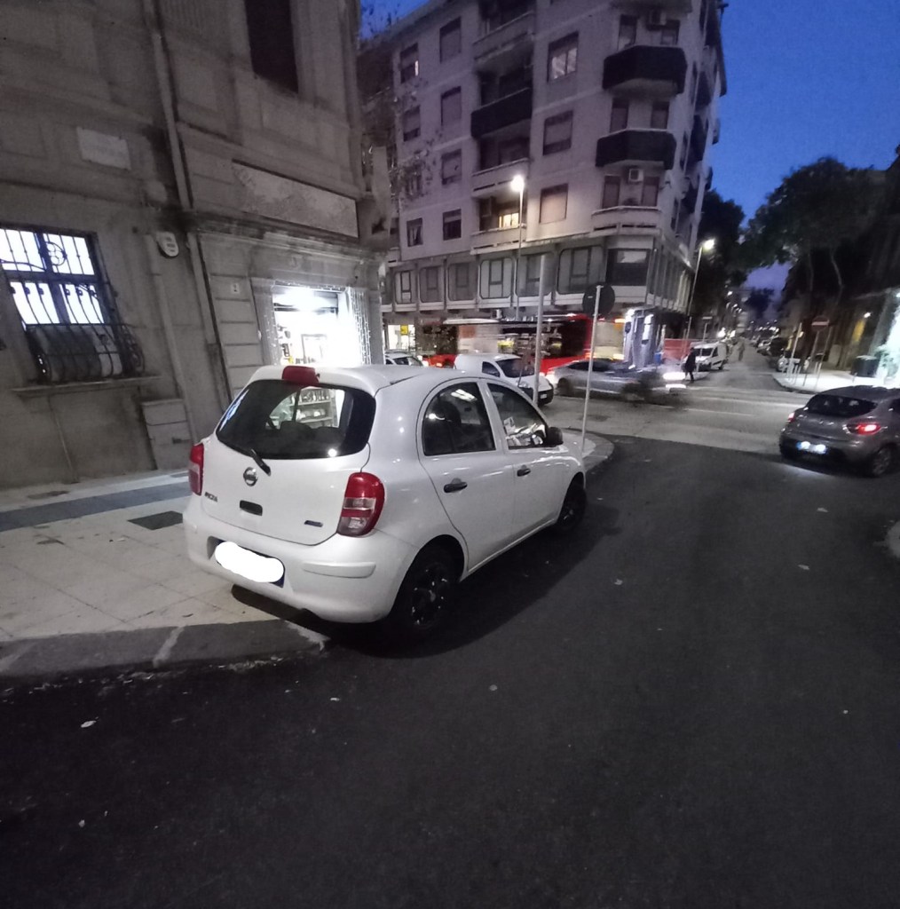 Macchina parcheggiata davanti a scivolo per disabili
