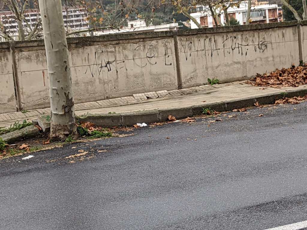 Marciapiede dissestato a S.Licandro