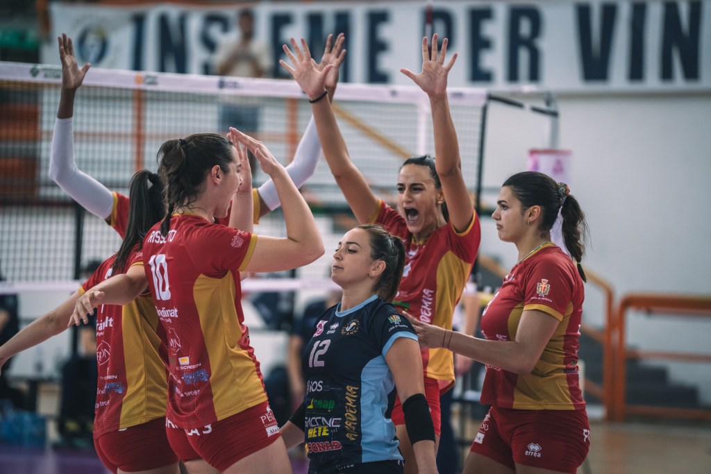 squadra di akademia si abbraccia