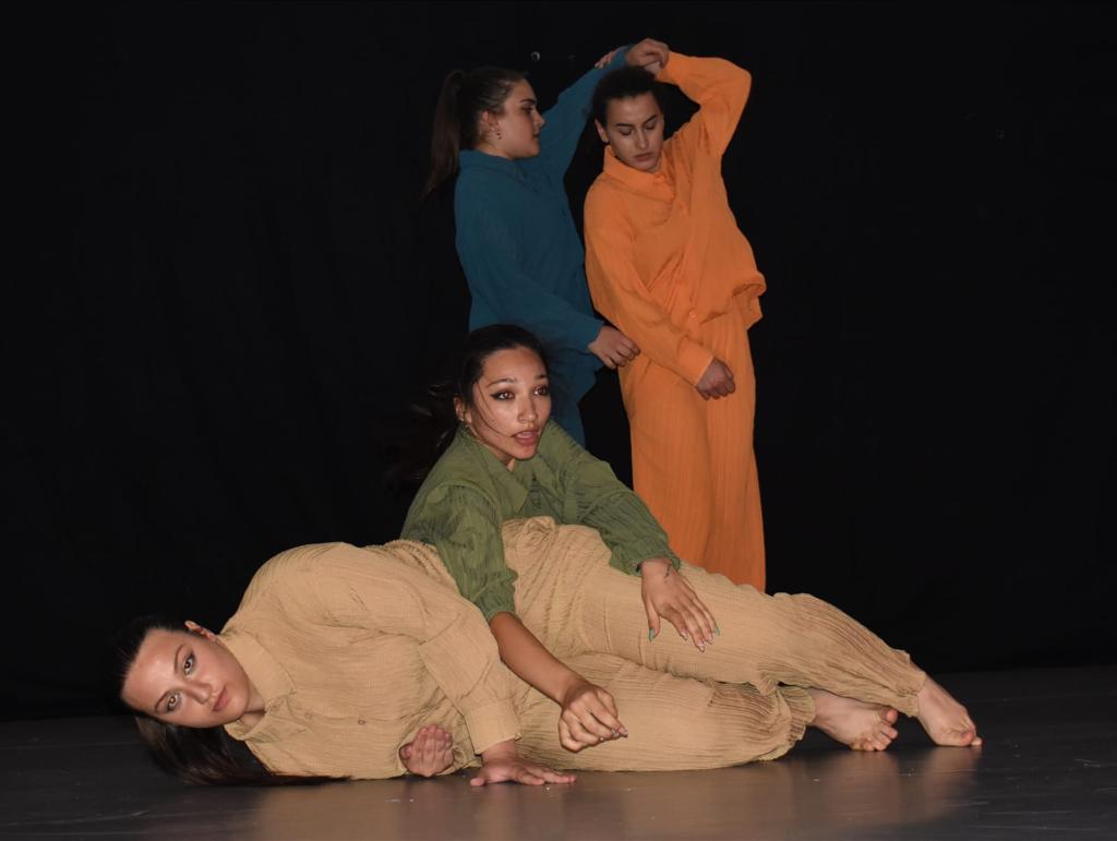 L'esibizione delle 4 ballerine della riviera jonica