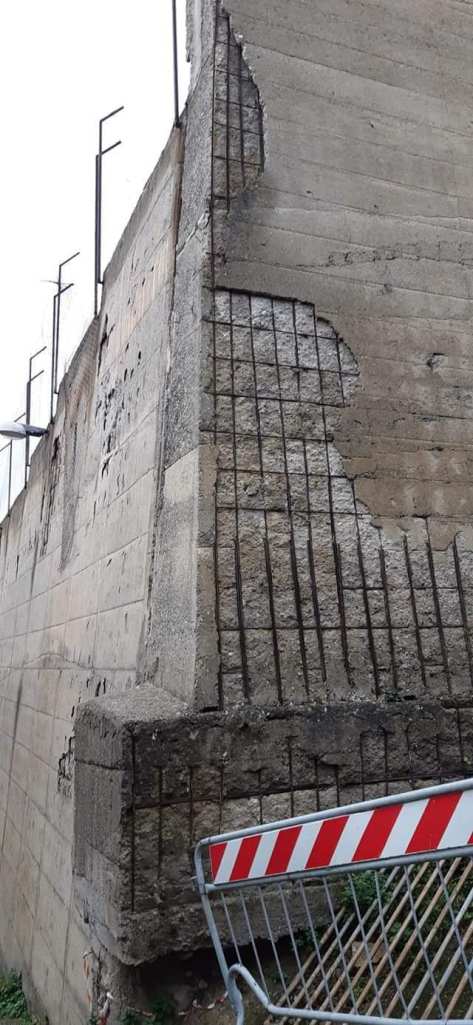 rometta centro abbattimento muro cemento armato