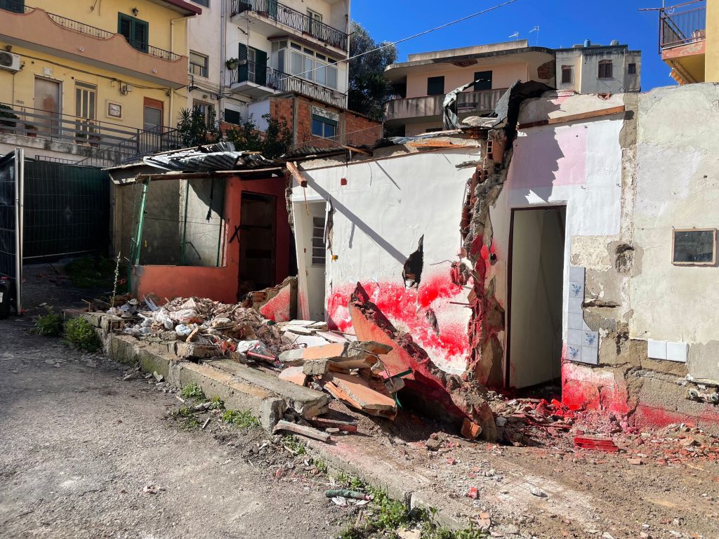 demolizioni baracche camaro