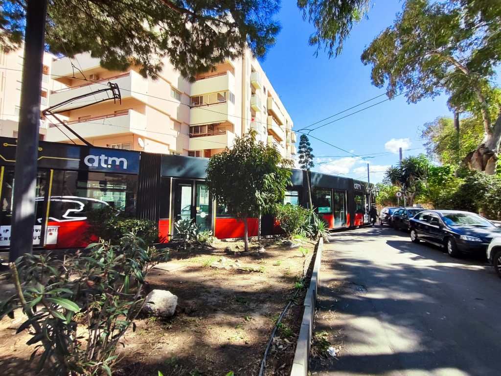 Auto parcheggiata mal blocca il tram