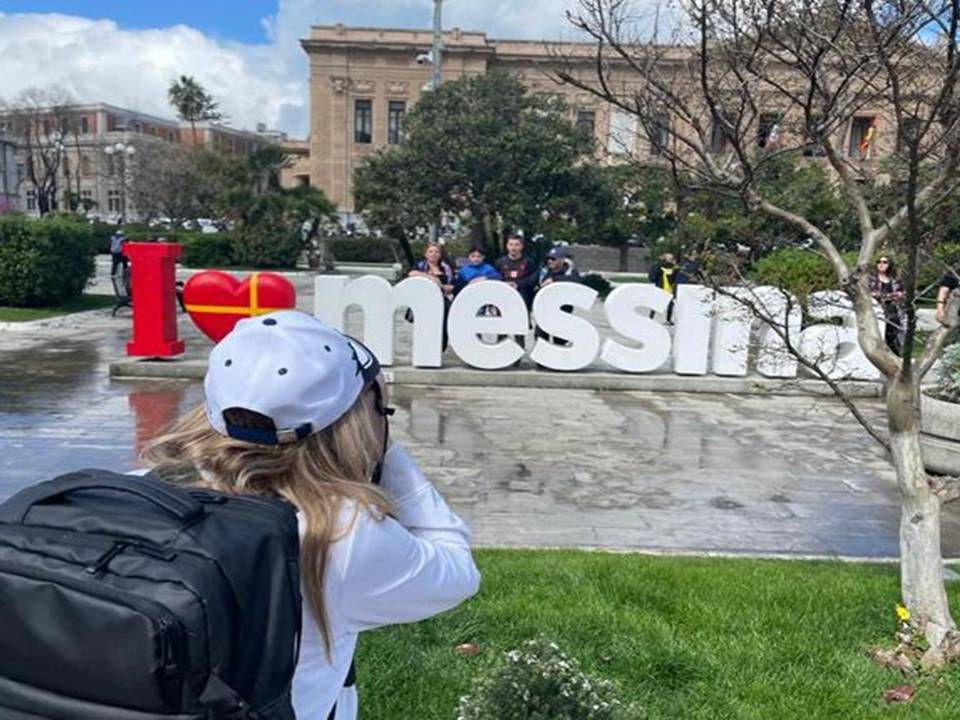 Turista fotografa la scritta I love Messina