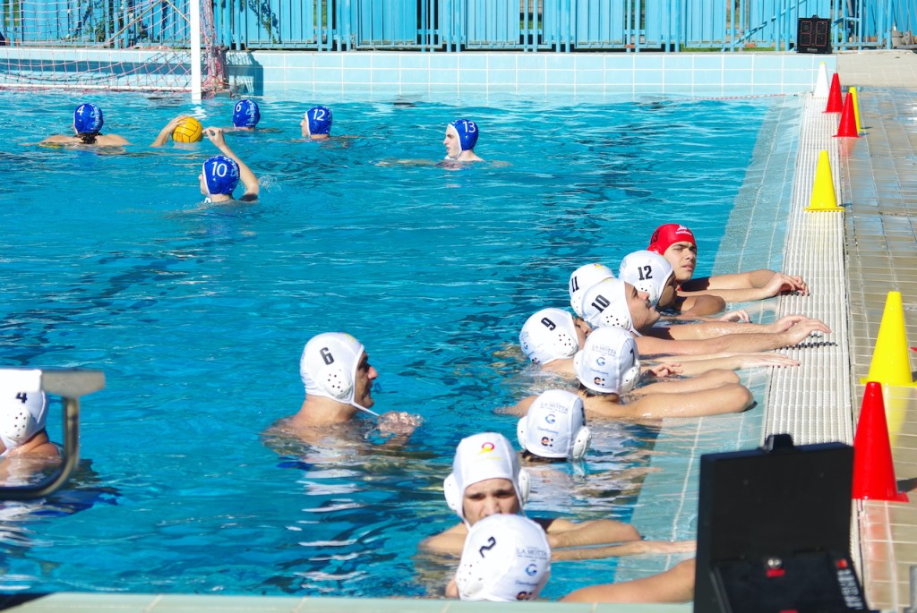 i pallanuotisti dell'ossidiana in acqua prima del match