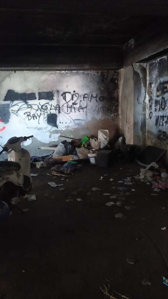 Parcheggio ridotto a discarica