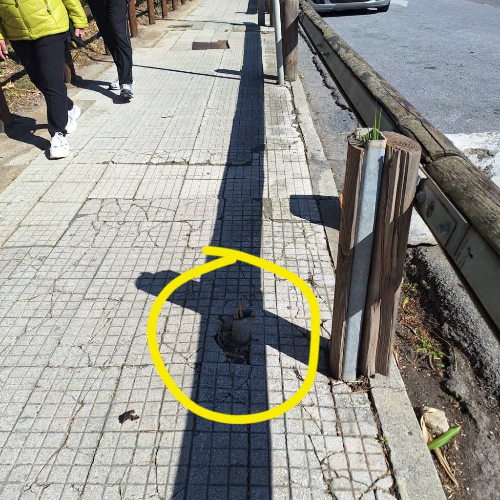 Lago di Ganzirri. Pezzo pericoloso di palo su marciapiede