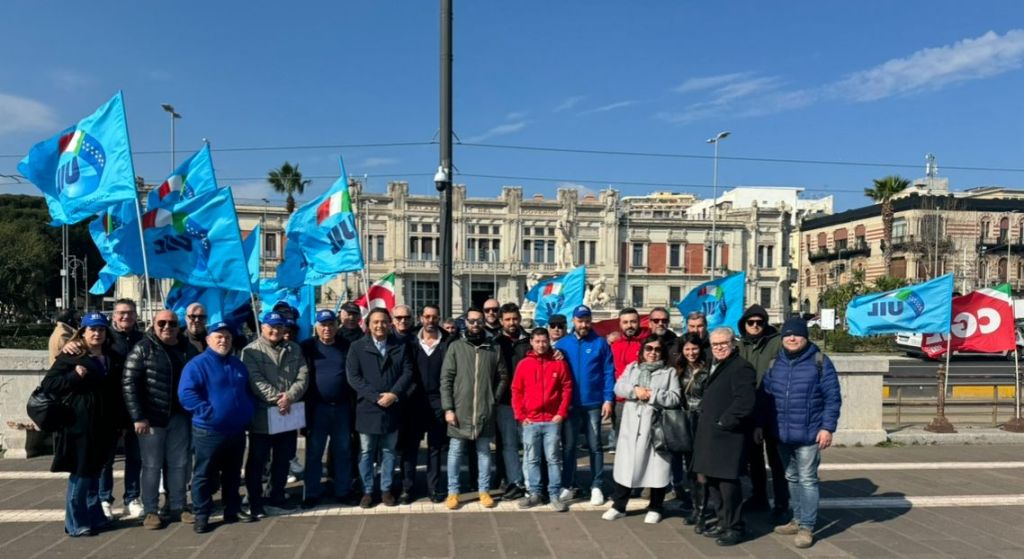 Uil e Cgil contro le morti sul lavoro alla preferettura di Messina