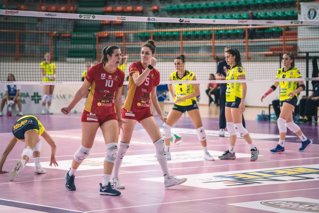 aurora rossetto sorridente con una compagna