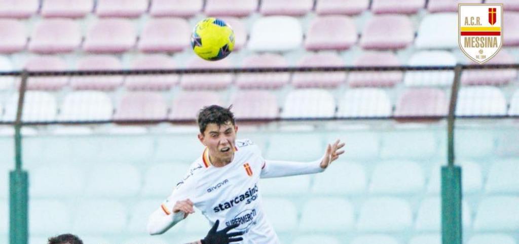 dumbravanu colpisce di testa