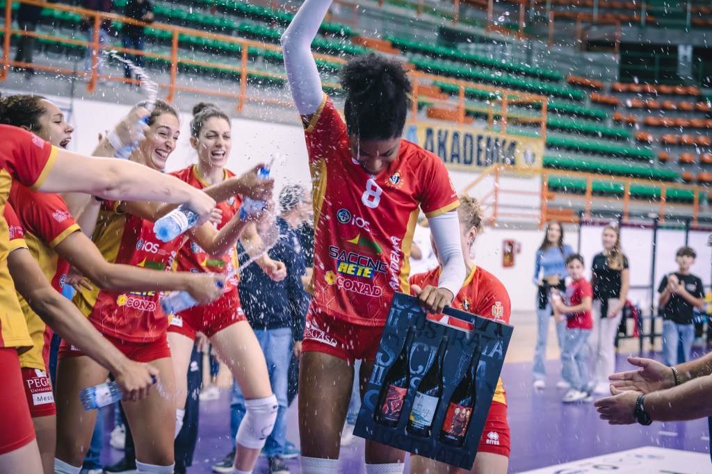 kelsie payne festeggiata dalla compagne nominata mvp