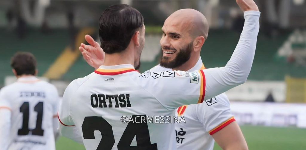 abbraccio ortisi manetta dopo la rete del vantaggio