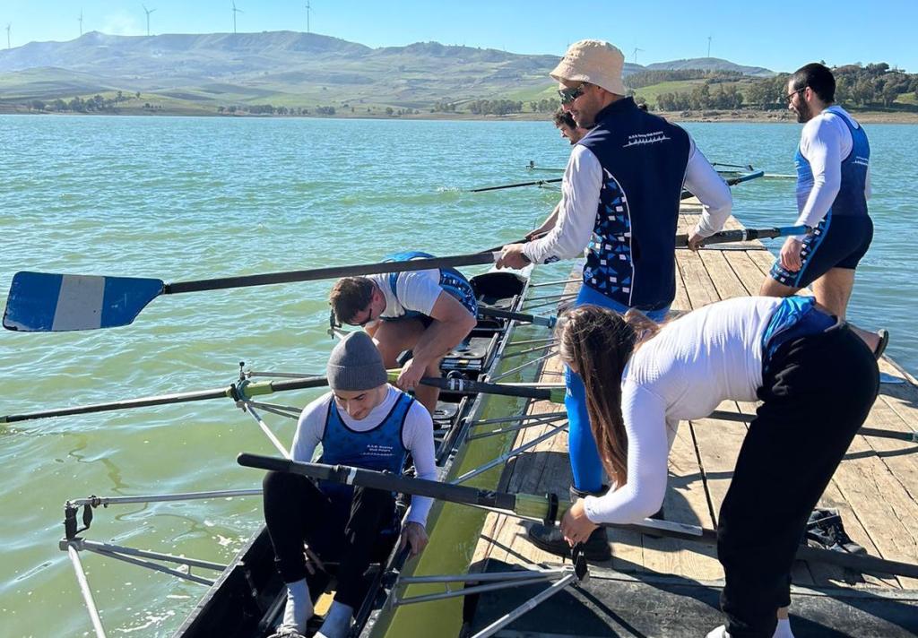 canottieri si preparano al pontile