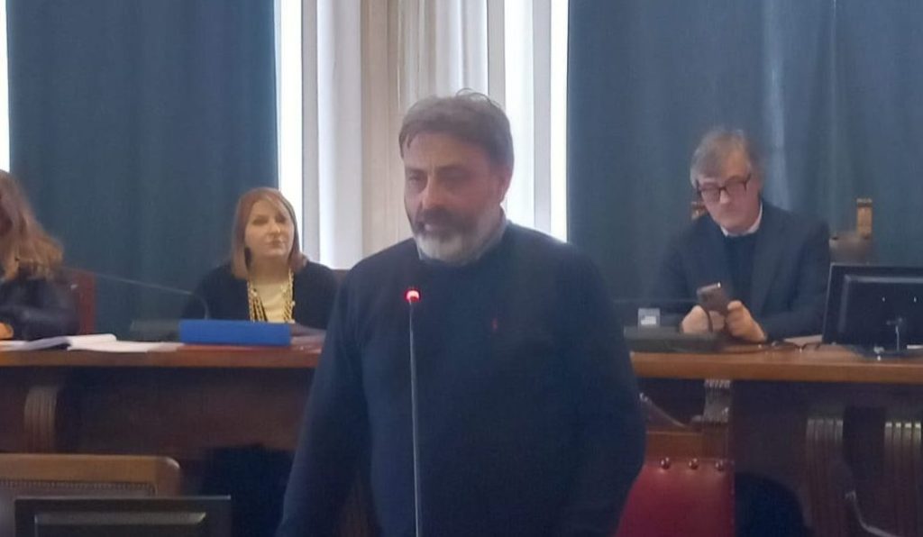 messina obbligo divisa a scuola