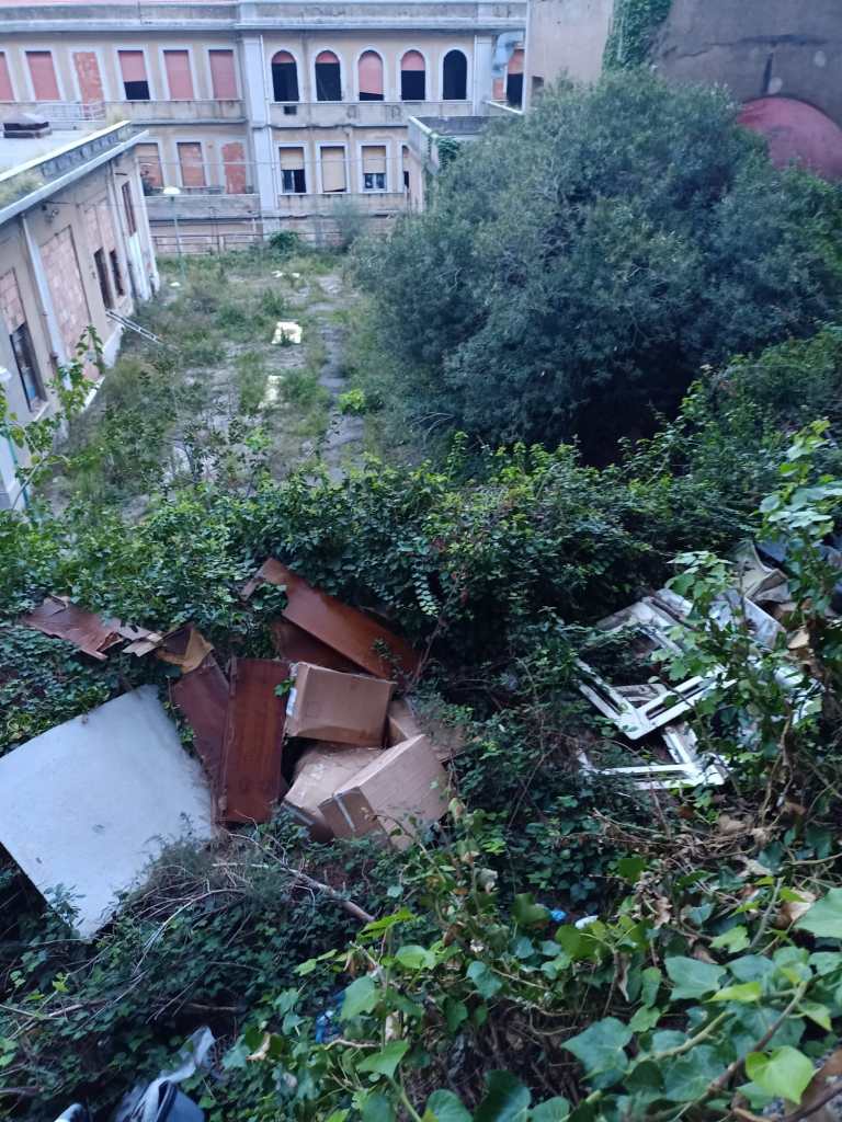 Discarica di rifiuti nell'ex ospedale Margherita