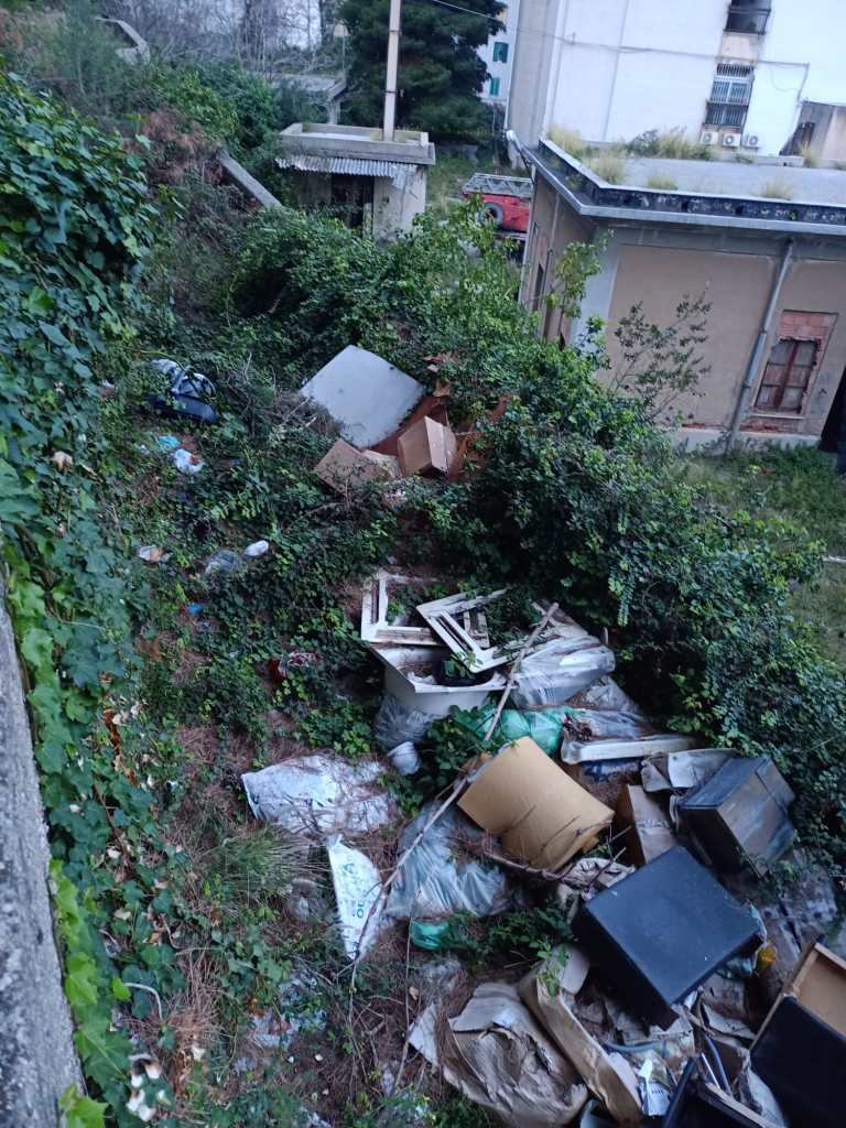 Discarica di rifiuti nell'ex ospedale Margherita
