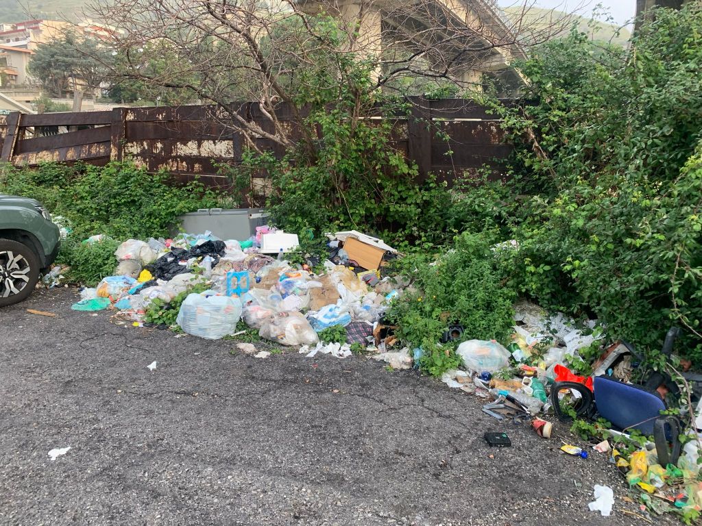 Discarica rifiuti svincolo Messina centro
