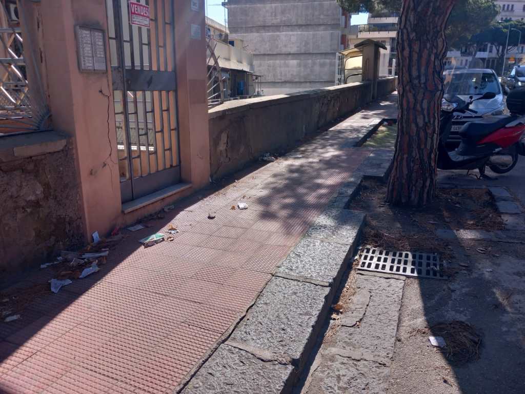 Frigorifero tolto sul viale Regina Margherita