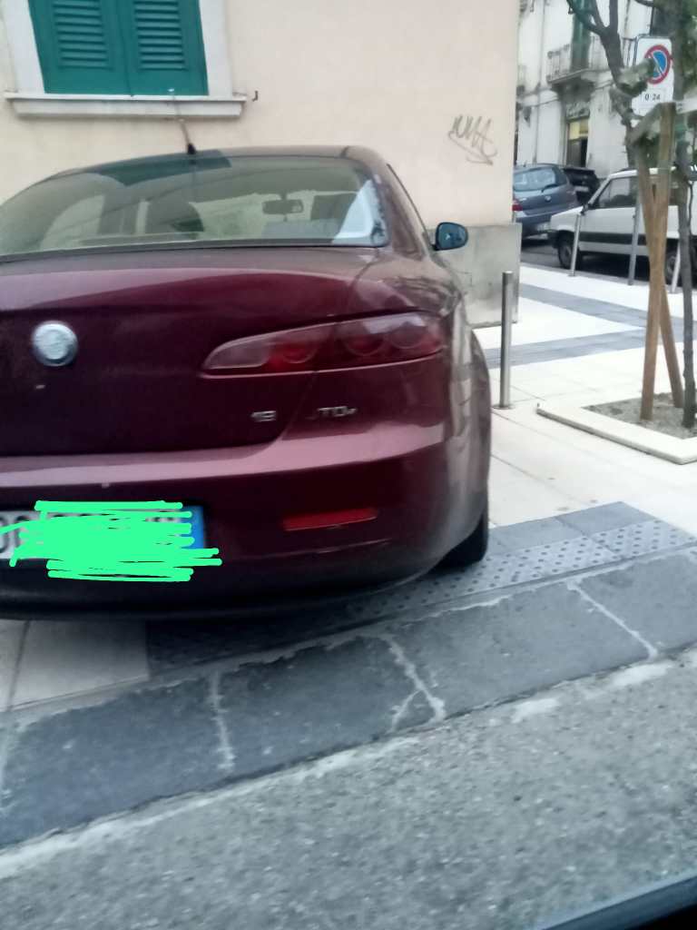 Parcheggio su marciapede appena rifatto
