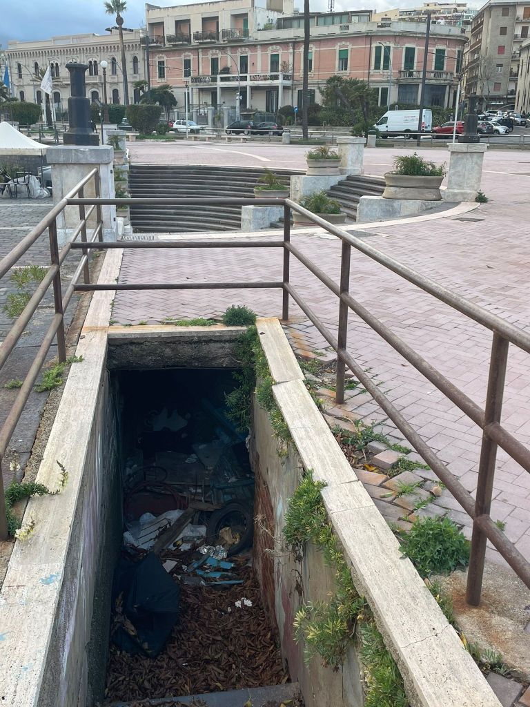 Rifiuti alla passeggiata a mare