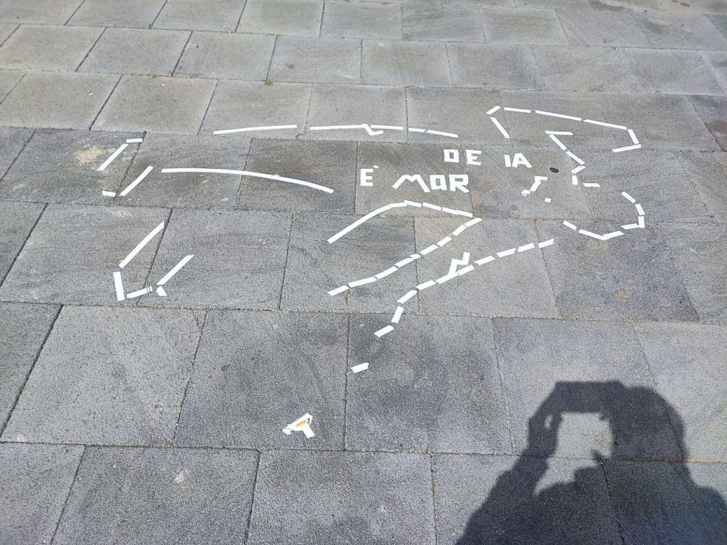 Imbrattano piazza Lo Sardo