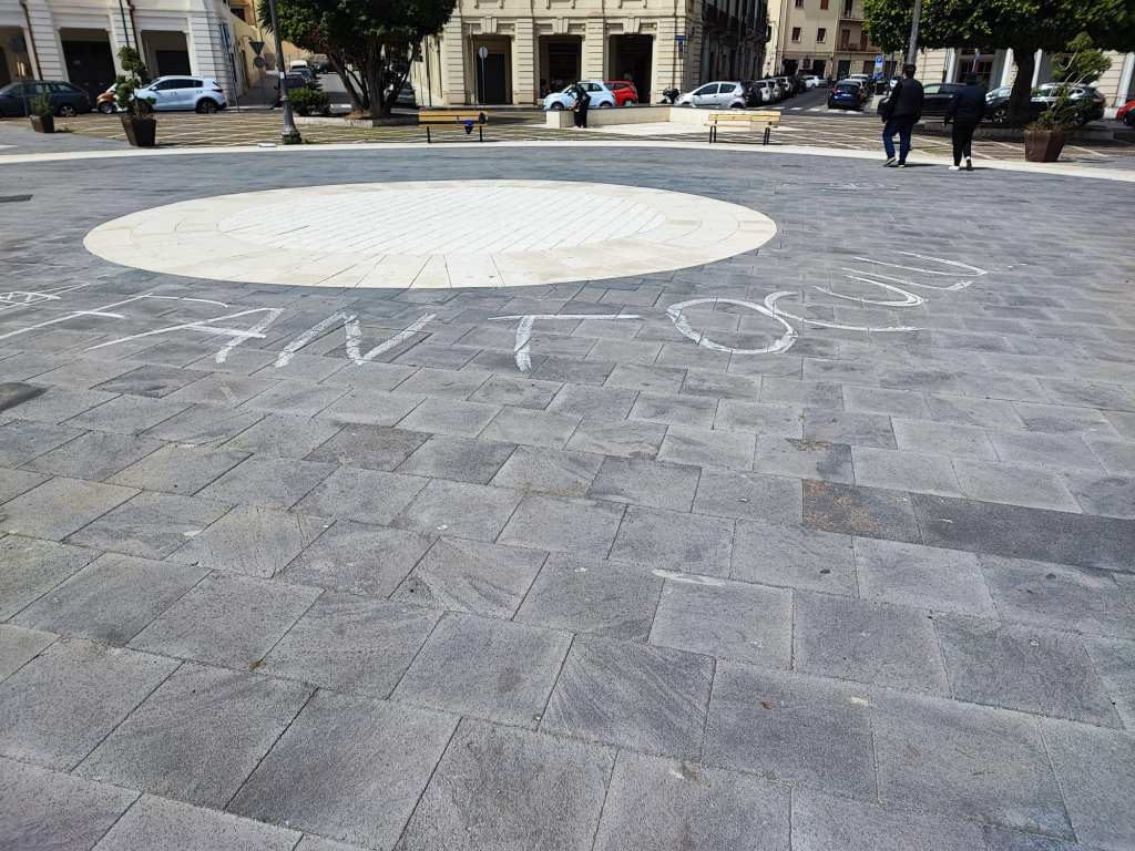"Fant.": scritta piazza Lo Sardo
