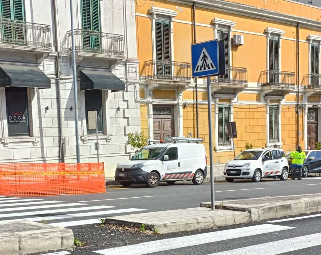 Voragine sul viale Boccetta