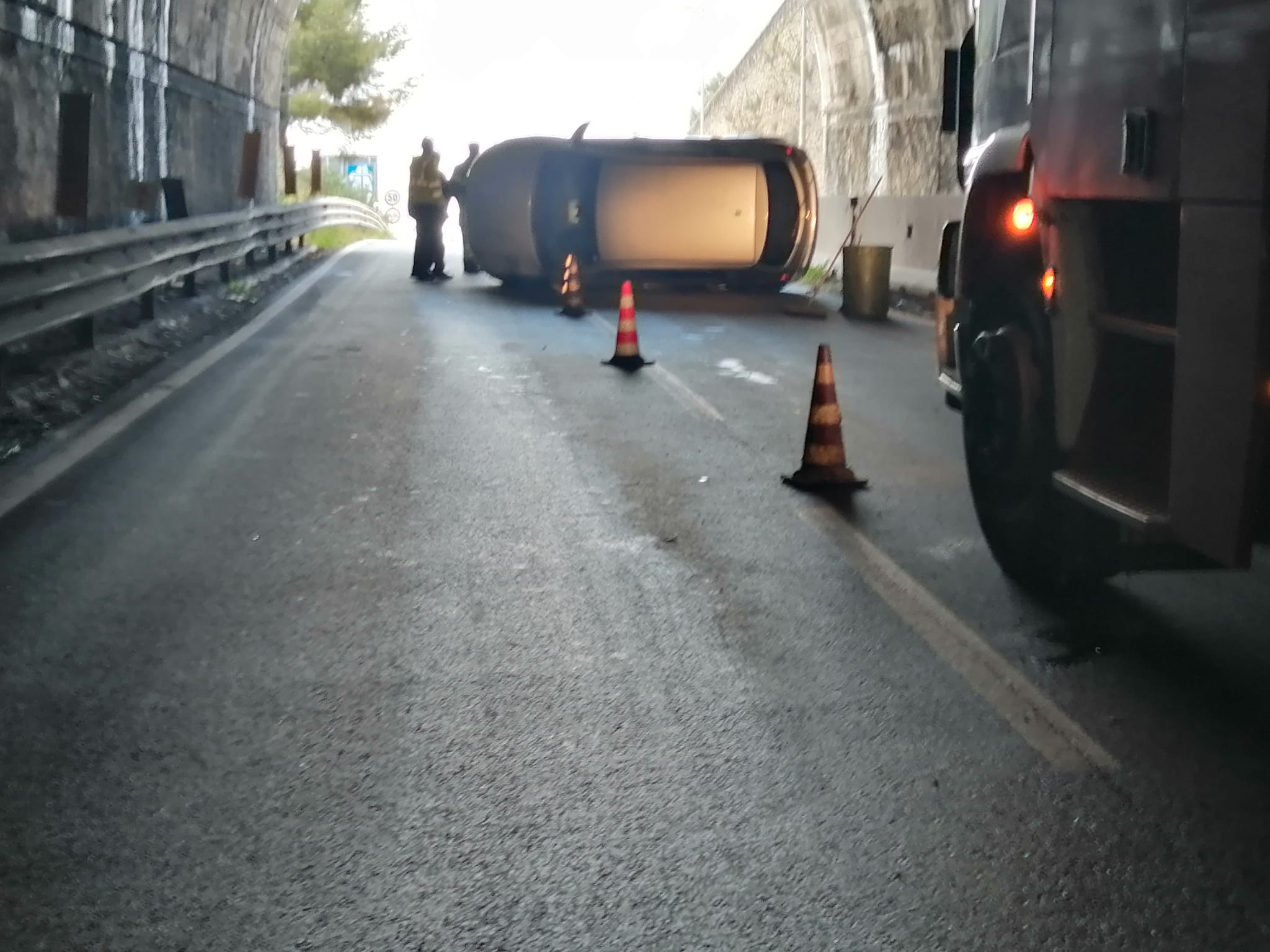 Messina. Auto si ribalta in galleria Bosurgi, traffico in tilt FOTO