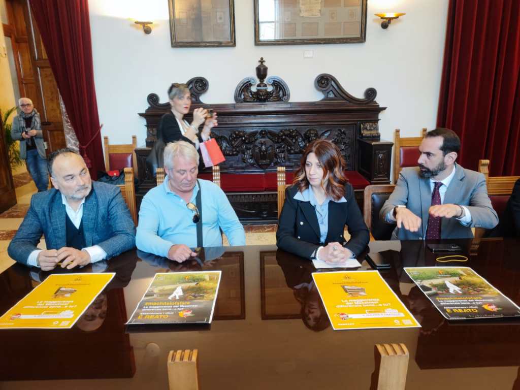 conferenza stampa ma chi te lo fa fare abbandonare i rifiuti è reato