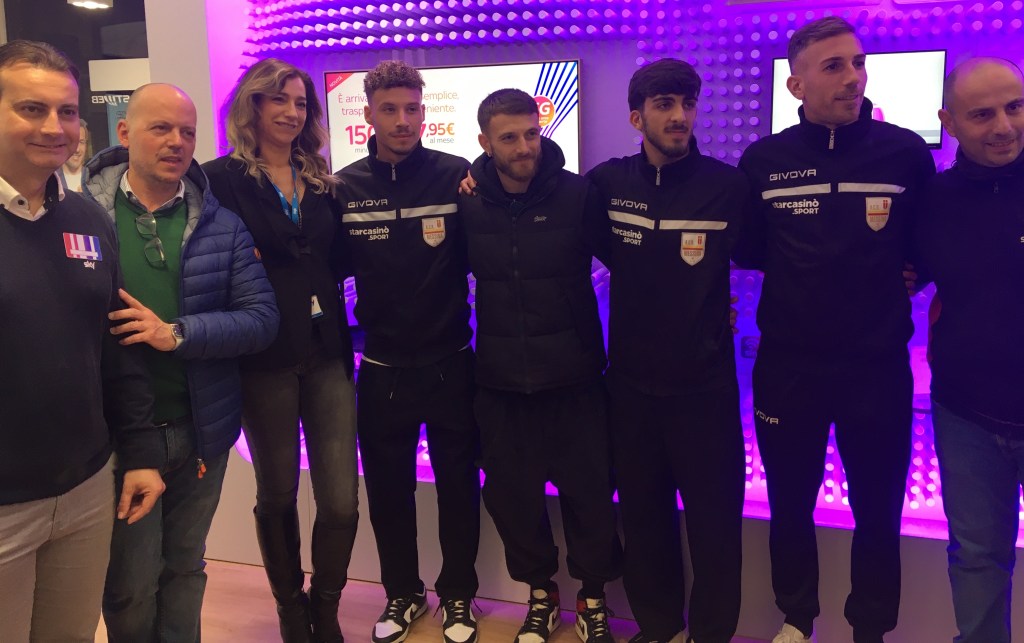 calciatori in posa con i dipendenti del negozio