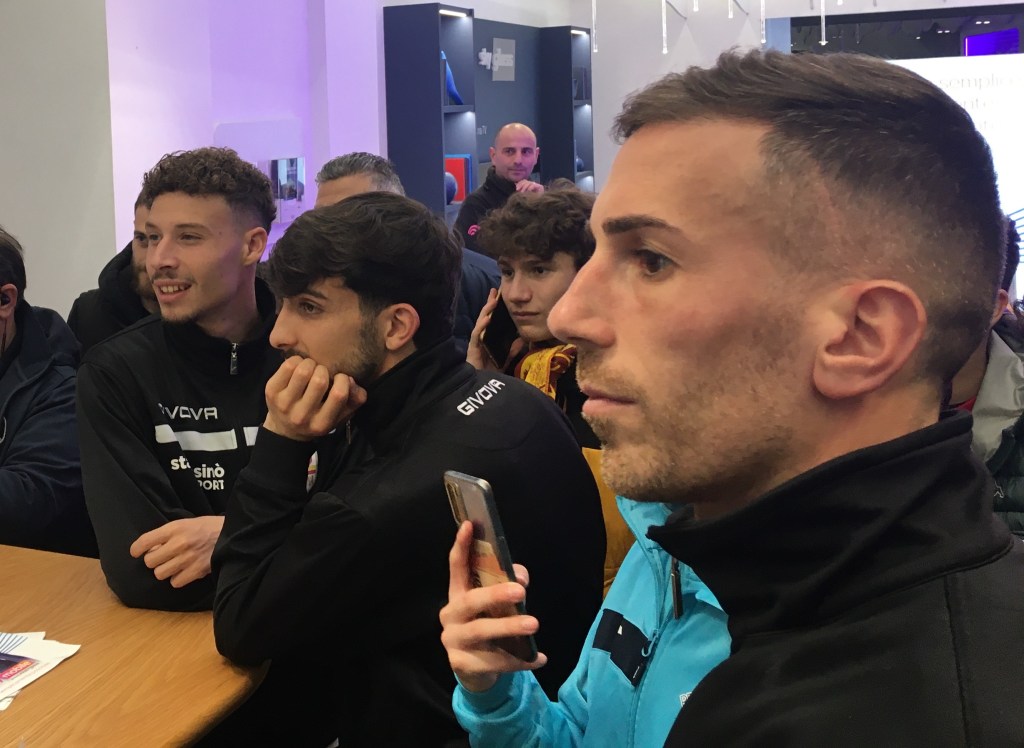 calciatori del messina nel negozio