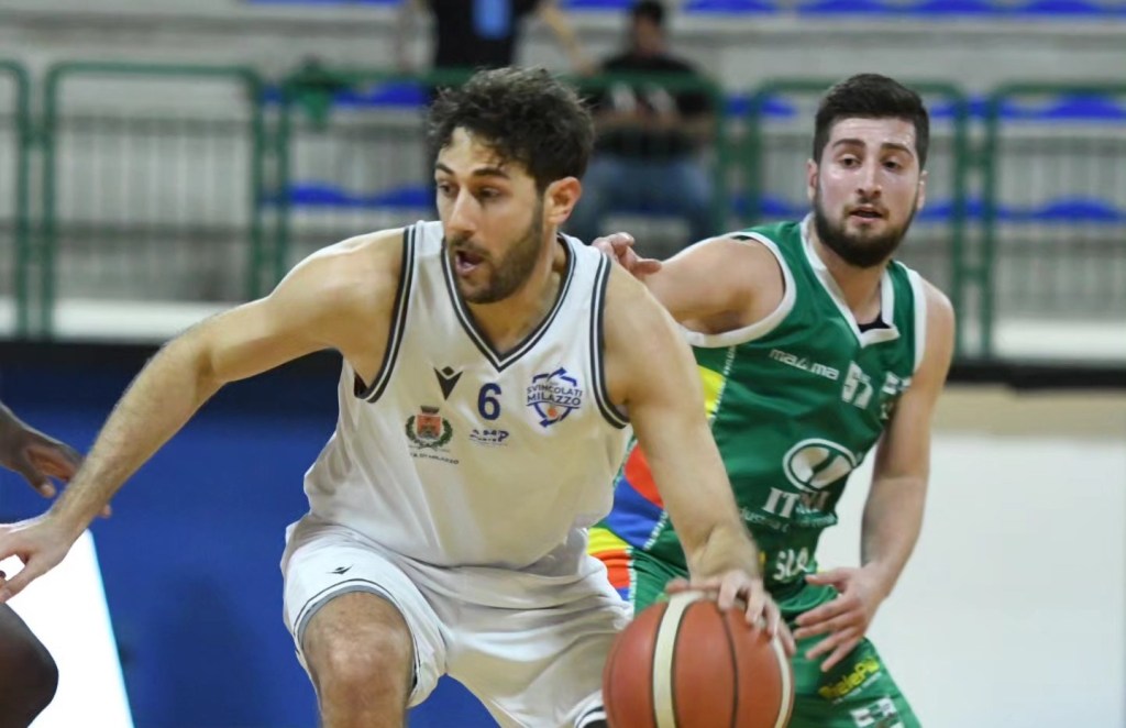 battaglia in possesso palla al PalaMilone