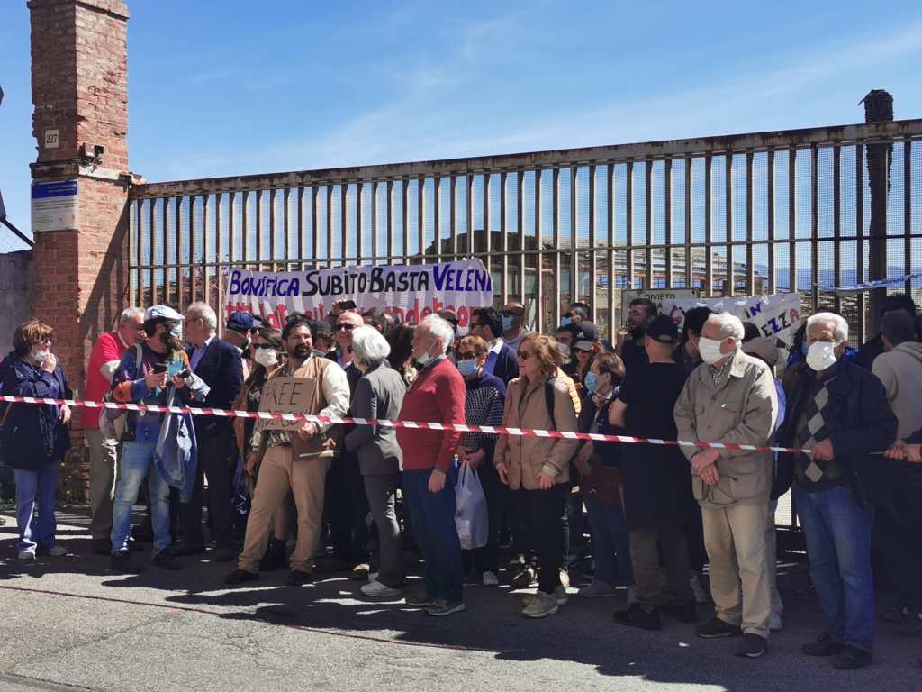 Manifestazione per ex Sanderson