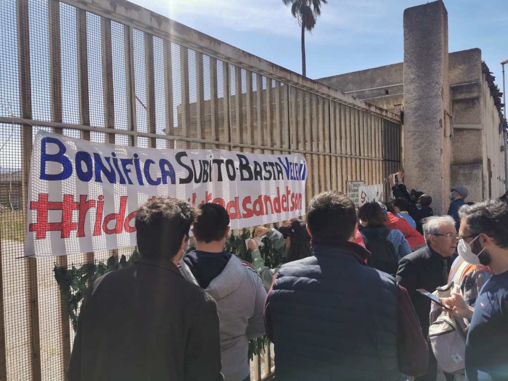 Manifestazione per ex Sanderson