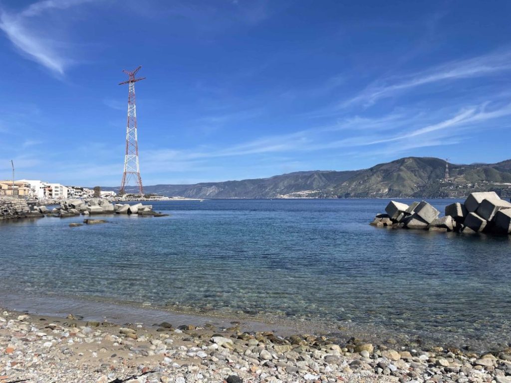 Torre Faro e il pilone sullo sfondo