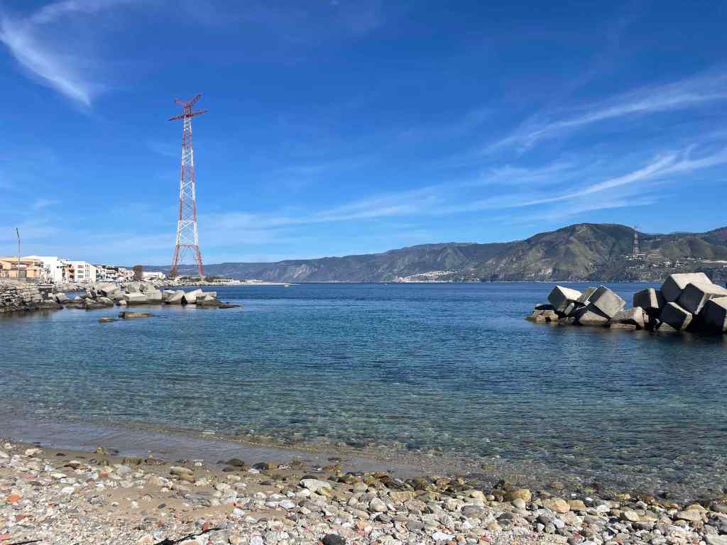 Torre Faro e il pilone sullo sfondo