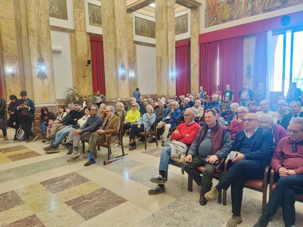 Il pubblico per il comitato "Invece del ponte" a Palazzo Zanca
