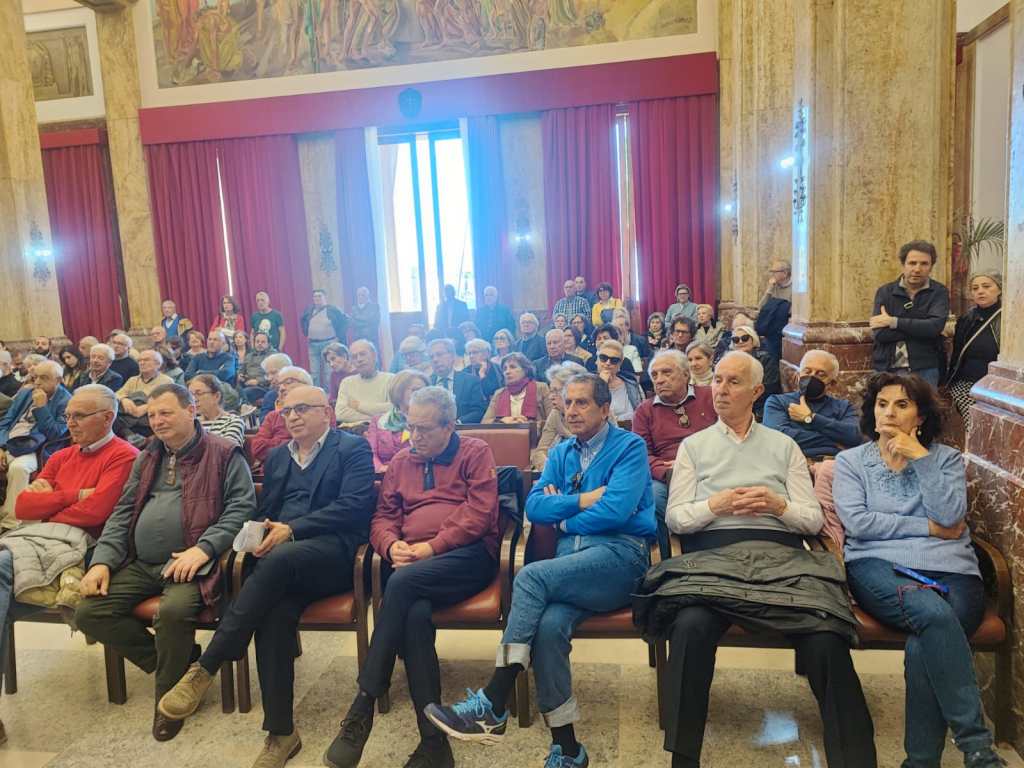 Il pubblico per il comitato "Invece del ponte" a Palazzo Zanca