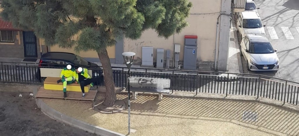 Lavoratori seduti: "Non spazzano", segnala un lettore