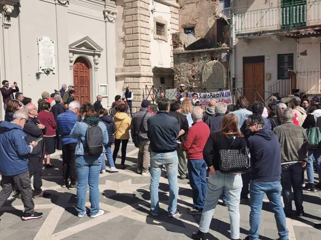 Manifestazione per ex Sanderson
