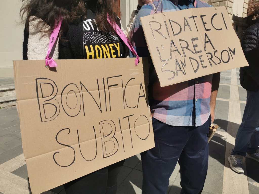 Manifestazione per ex Sanderson