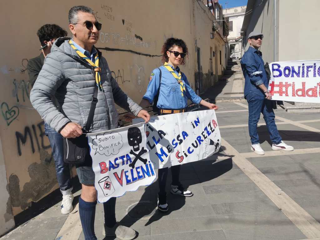 Manifestazione per ex Sanderson