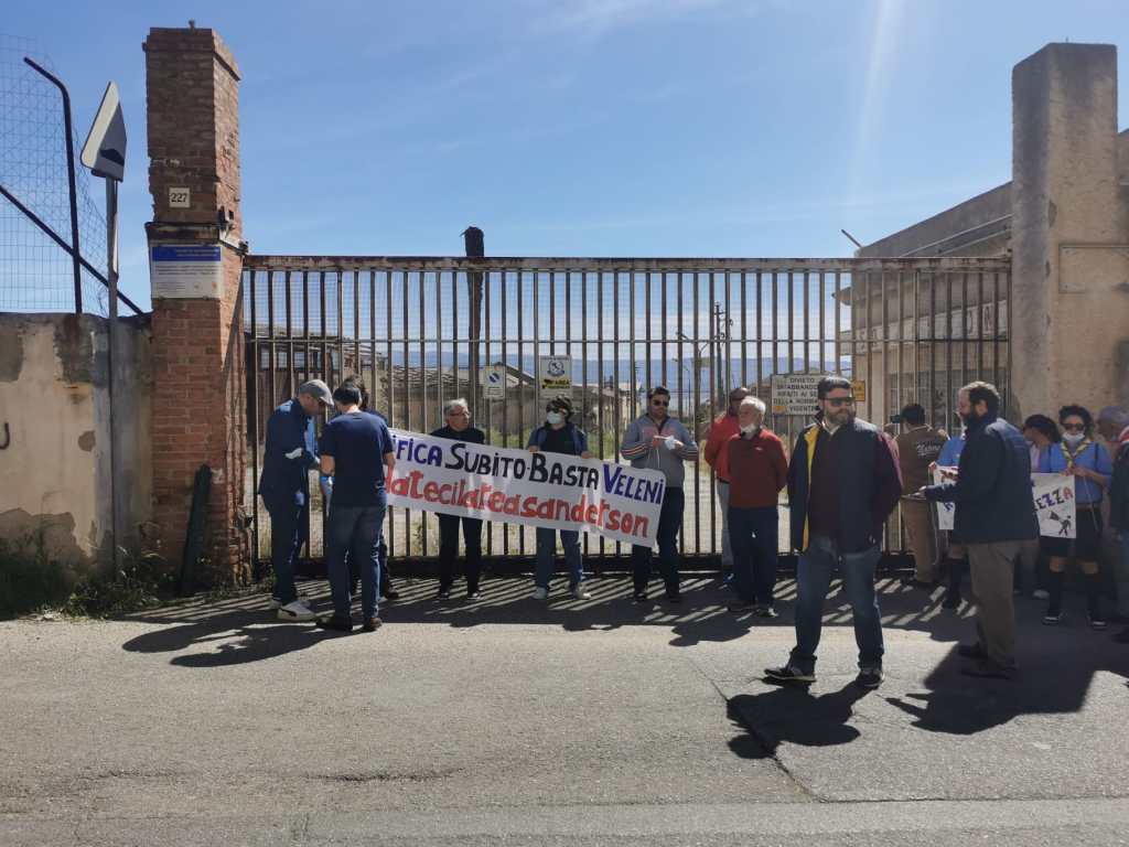 Manifestazione per ex Sanderson