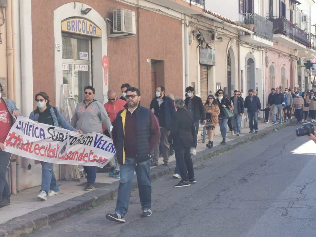 Manifestazione per ex Sanderson