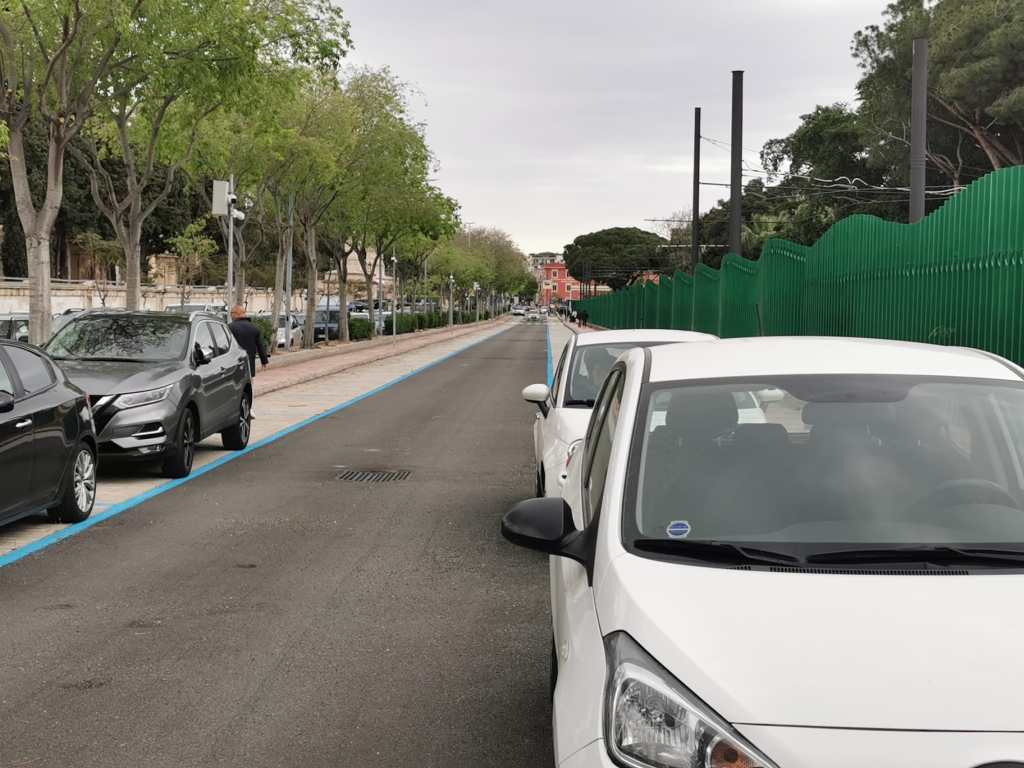 Parcheggio Via Catania con auto