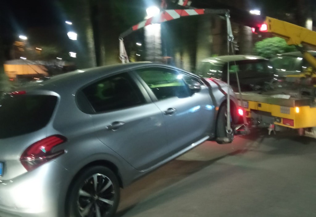 Rimossa auto in via Pola 